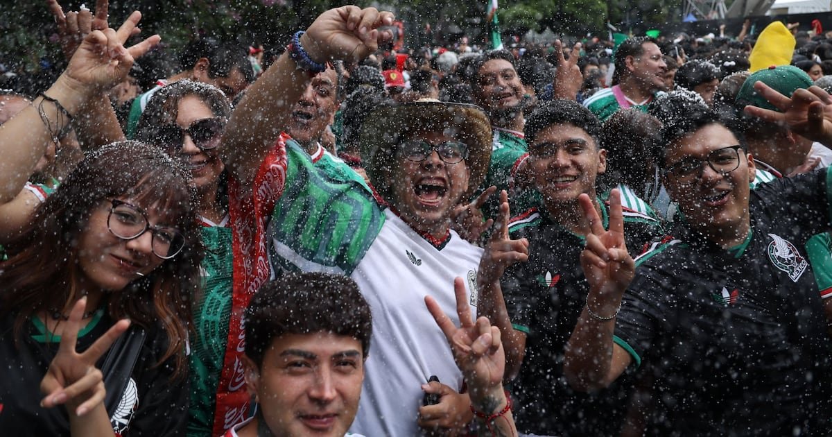Euforia por muchachos del ‘Vasco’ agota playeras del ‘Tri’: Se vendieron 1.9 millones de camisetas